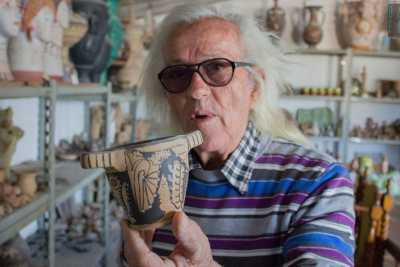 Canosa, l'arte di Antonio Caiella: crea copie perfette di anfore e vasi millenari